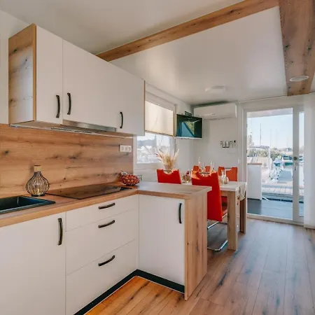 Fenyves Yacht Club Superior فندق