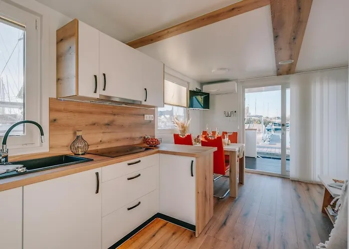 Fenyves Yacht Club Superior Hotel